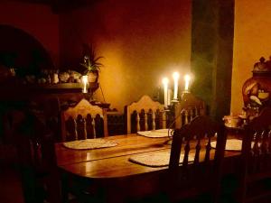 Mesa ColoradaHotel JADE的餐桌、蜡烛和桌椅