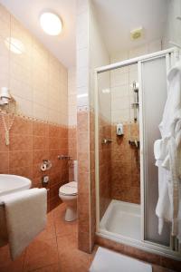诺茨瓦约Panorama Hotel Noszvaj的带淋浴、卫生间和盥洗盆的浴室