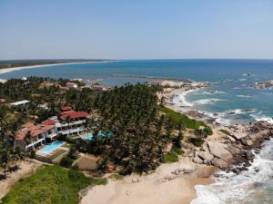 坦加拉Turtle Bay Boutique Hotel的海滩上的度假村的空中景致