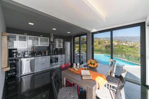 普拉泽里什Villa Clementina | Cliffs&Ocean | Heated Pool的一间带餐桌和大窗户的厨房
