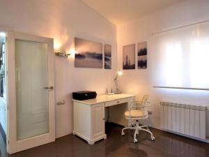 赛阿隆加Belvilla by OYO Casa El Cuadrado的一间设有白色书桌和椅子的客房