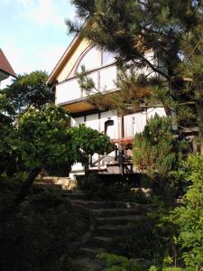 雷恩Domek na Wzgórzu的前面有楼梯的白色房子