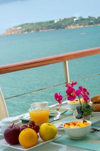 达喀尔Hotel Lagon 2的一张桌子,早餐包括水果和橙汁