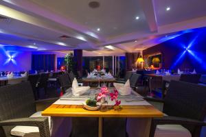 达喀尔Hotel Lagon 2的用餐室配有桌椅和蓝色灯光
