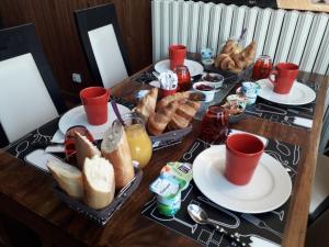Azay-le-Ferron特里布里恩酒店的一张桌子,上面放着三盘面包和糕点