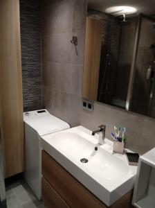 卢布林Bruxapart的浴室设有白色水槽和镜子