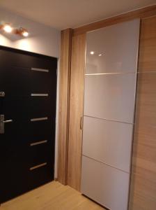 卢布林Bruxapart的一个带黑门和白色架子的衣柜
