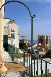 里斯本Retrato de Lisboa的阳台设有木凳,享有城市美景。