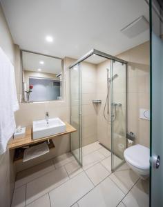 库尔HotelChur.ch的带淋浴、盥洗盆和卫生间的浴室