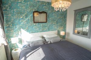 德累斯顿Villa Golding - Flat 3的一间卧室配有一张蓝色花卉壁纸床