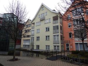 罗伊特林根FREE Apartment - Bei der Markthalle的水体旁边的建筑物