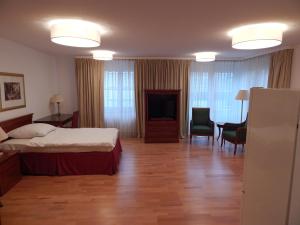 罗伊特林根FREE Apartment - Bei der Markthalle的酒店客房,配有床和电视