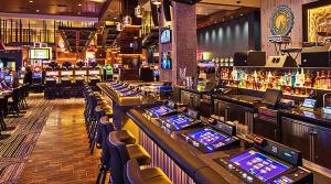 贝滕多夫Isle Casino Hotel Bettendorf的赌场设有许多桌子和酒吧