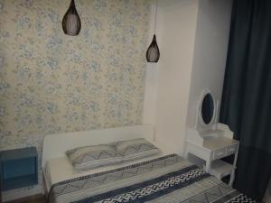 瓦伦西亚Una Ubicacion Perfecta的一间卧室配有蓝色和白色壁纸的床