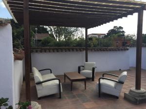 危地马拉Casa 10 Guest house的一个带桌椅和凉亭的庭院