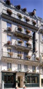 巴黎新东方酒店的一座白色的大建筑,阳台上种植了盆栽植物