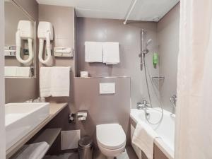巴黎新东方酒店的浴室配有卫生间、盥洗盆和淋浴。