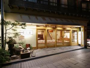 山之内町Shibu Onsen KOKUYA的通往大楼的入口,大楼内设有楼梯