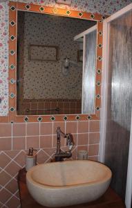 巴尼奥雷焦奇维塔度假屋的一间带水槽和镜子的浴室