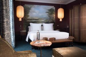 巴黎蒙特克里斯托酒店的酒店客房配有一张床铺和一张桌子。