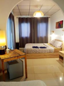 曼谷拉罗坎达酒店的卧室配有一张床和一张桌子