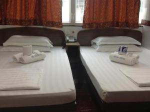 香港旅客宾馆的双床间 - 带毛巾
