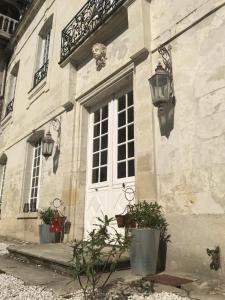 罗什科尔邦Le Grand Vaudon的一座有白色门和窗户的建筑