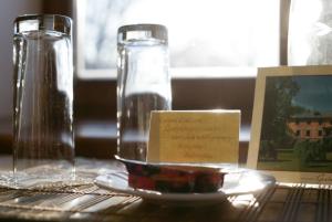 Cesvaine格拉苏必尔斯酒店的一张桌子,上面有两杯水和一盘水