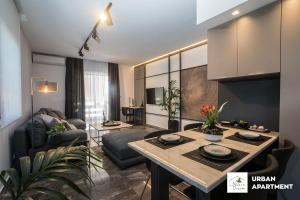 干尼亚Nikis Dream Luxury Apartments的客厅配有沙发和桌子