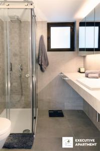 干尼亚Nikis Dream Luxury Apartments的带淋浴和盥洗盆的浴室