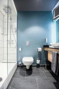 勒沃库森Leoso Hotel Leverkusen的浴室配有卫生间、盥洗盆和淋浴。