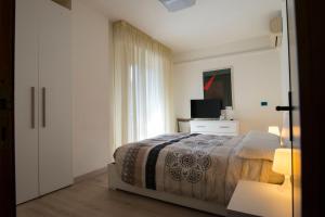 佩鲁贾B&B il Bacio的白色的卧室设有床和窗户