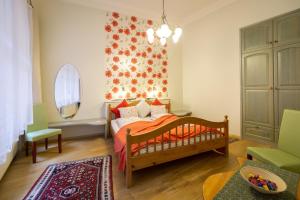 布达佩斯布达朱厄尔公寓的一间小卧室,配有一张床和镜子