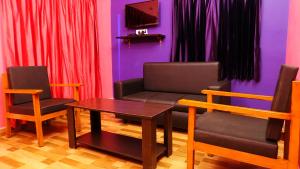 乌提The Bowers Chalet的客厅配有沙发、两把椅子和一张桌子