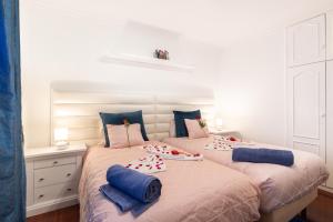 阿科达卡列塔Casa Lira的卧室内的两张床,配有蓝色枕头