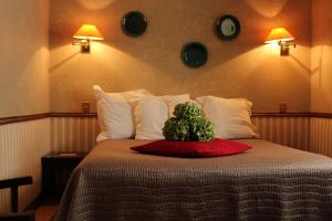 巴黎Hôtel Relais Monceau的一间卧室,配有一张带仙人掌的床