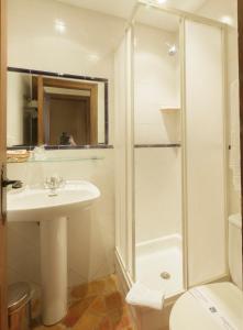 Torrecilla en CamerosHospederia Sagasta的白色的浴室设有水槽和淋浴。