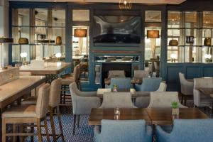 沃特福德沃特福德维京酒店的餐厅设有桌椅和平面电视。