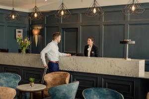 沃特福德沃特福德维京酒店的两个男人站在餐厅柜台