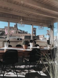 卡尔塔吉罗Attico Da Rosa con vista spettacolare a 360 gradi的美景客房内的桌椅