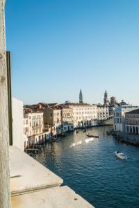 威尼斯罗坎达爱桑蒂阿帕斯托利酒店的享有运河和水中船只的景色