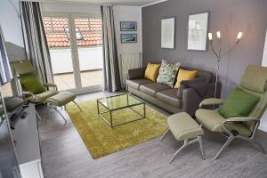 奥斯赛拜-塞林Villa Li - Penthouse - F546的客厅配有沙发和椅子
