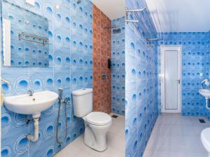 马六甲Gold City Hotel的蓝色的浴室设有卫生间和水槽