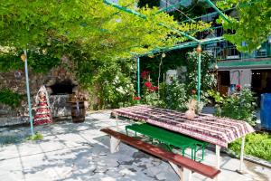 AshtarakAshtarak Garden GuestHouse的一个带长凳的花园内的野餐桌