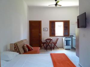 乌巴图巴Balangan Flats的一间卧室设有一张床和一间客厅。