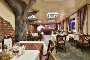 扎沃亚雅沃尔酒店及SPA的墙上有树的餐厅