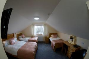 柯克沃尔卡拉瓦旅馆的酒店客房设有两张床和窗户。