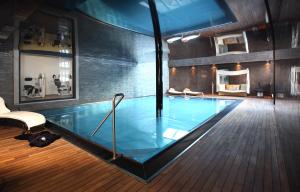 采尔马特萤火虫豪华套房酒店的游泳池位于客房中间