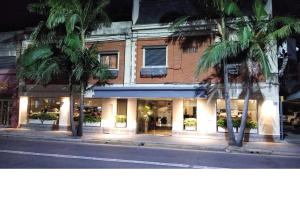 圣达菲埃尔南达里亚酒店的街道前方有棕榈树的建筑