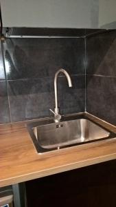 蒂沃利Cardinal Tivoli Trevio的厨房里带水龙头的不锈钢水槽
